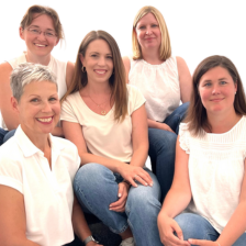 Team Beratung der KV RLP Fünf Frauen des Weiterbildung-Beraterteams lächeln in die Kamera.